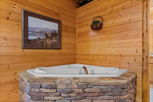 Koupelna v ubytování Mountain Adventure by American Patriot Getaways