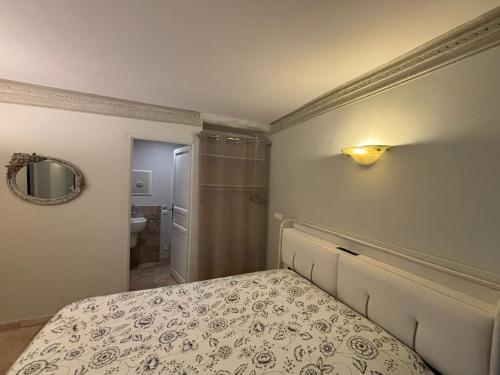 una camera da letto con un letto e una luce sul muro di Escapade entre Mer et Montagnes a Saint-Martin-du-Var
