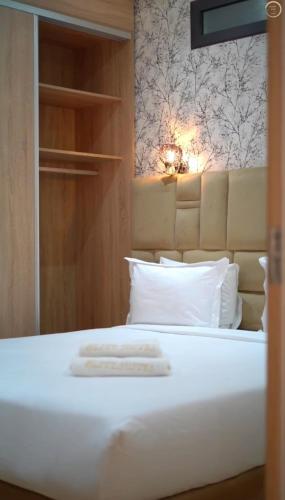 Postel nebo postele na pokoji v ubytování Maarif elite Suites