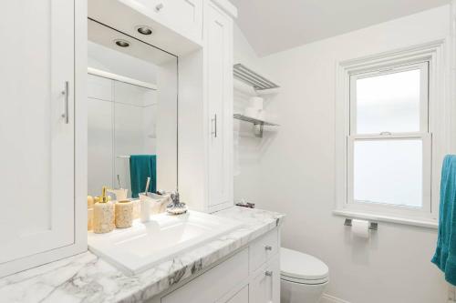 Ένα μπάνιο στο House Village location Beach,Food,Surf,AC,Parking