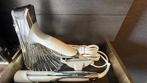 a box with a hair dryer and a whisk at Henn na Hotel Tokyo Hamamatsucho in Tokyo