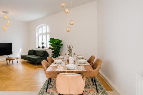a dining room with a table and chairs at Denkmalgeschützte große Boheme Altbauwohnung in Citylage in Landshut