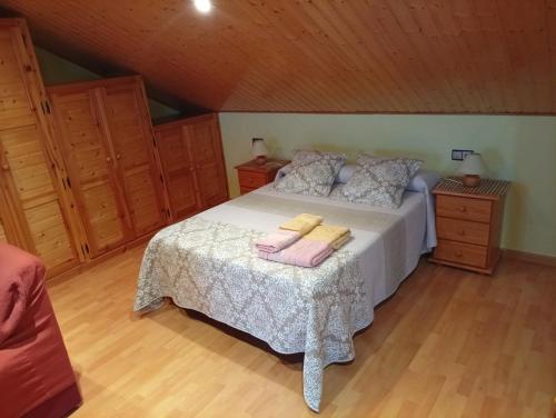 a bedroom with a bed with two towels on it at Casa de Abril 1 in San Cristóbal de Valdueza