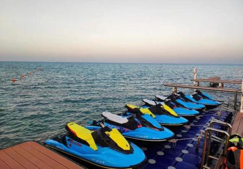 a row of kayaks are lined up on a boat at شاليهات الشروق Sun Shine Chalets in Dhahran