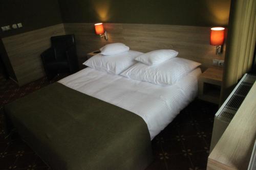 Una cama o camas en una habitación de Hotel Dunajec