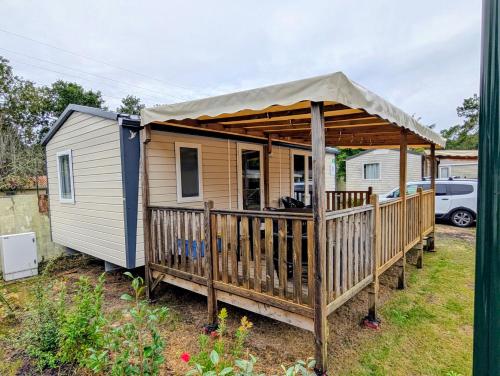 una casetta minuscola con portico e gazebo di Mobil-Home 4-6 personnes camping 4 étoiles a Capbreton