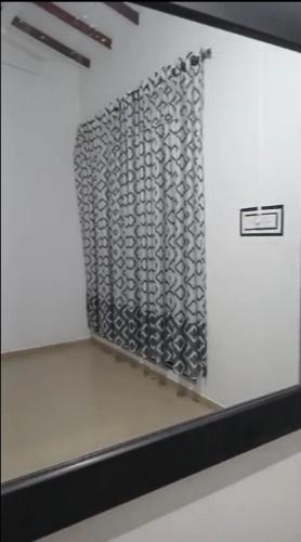 une pièce avec un mur noir et blanc dans l'établissement Malindu Restaurant & Rooms, à Katunayake