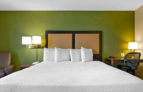 a large bed in a hotel room with two lamps at Extended Stay America Suites - Atlanta - Kennesaw Town Center in Kennesaw