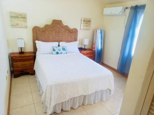 Ein Bett oder Betten in einem Zimmer der Unterkunft Mountain View Haven- 3 mins to the beach