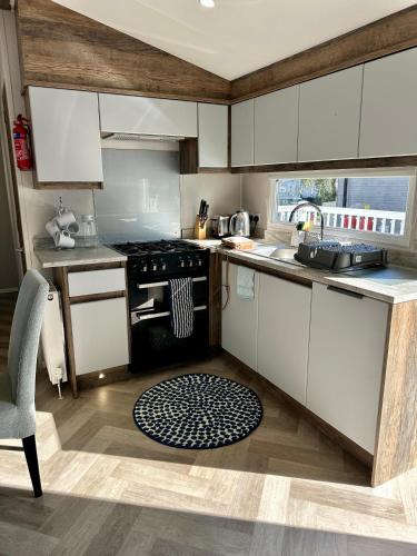 The Lakeside21 Caravan 8 berth with Hot tub at Tattershall Lakesにあるキッチンまたは簡易キッチン