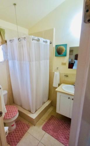 Ein Badezimmer in der Unterkunft Mountain View Haven- 3 mins to the beach