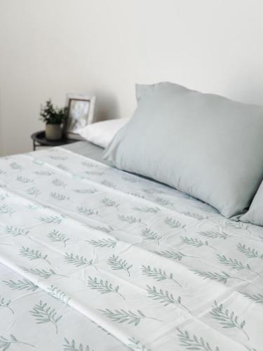 Ein Bett oder Betten in einem Zimmer der Unterkunft Modern Studio Apartment in downtown Yopal