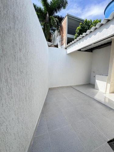 eine Terrasse mit einer weißen Wand und Fliesenboden in der Unterkunft Modern Studio Apartment in downtown Yopal in Yopal