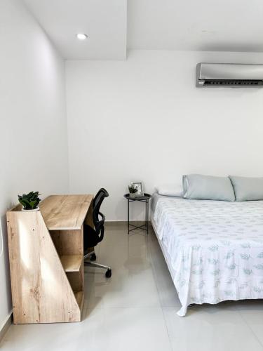 Ein Bett oder Betten in einem Zimmer der Unterkunft Modern Studio Apartment in downtown Yopal