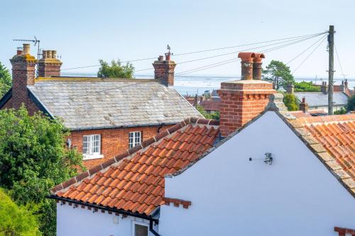 an old brick house with a tile roof at Neathercoat in Wells next the Sea