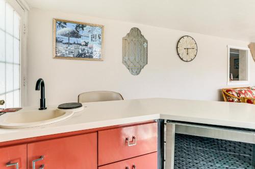 una cocina con fregadero y encimera en Furnished Sunroom with TV! Canal-Front Bradenton Gem, en Tidy Island