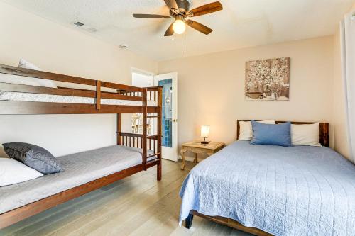 Un dormitorio con dos literas y un ventilador de techo. en Furnished Sunroom with TV! Canal-Front Bradenton Gem, en Tidy Island