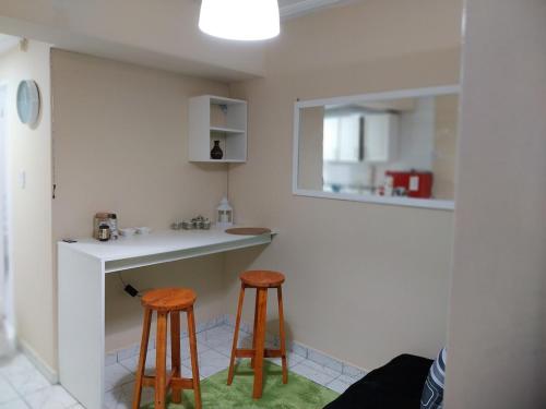 サン・ミゲル・デ・トゥクマンにあるhermoso departamento zona surのキッチン(バースツール2脚、カウンター付)