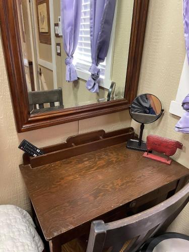 a mirror and a wooden table in a room at Tiny Tiny Bunkhouse in Cane Beds