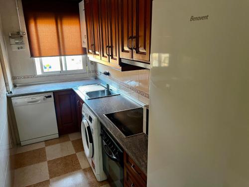 MaracenaにあるApartamento Aljibe Maracenaのシンクとコンロのあるキッチン