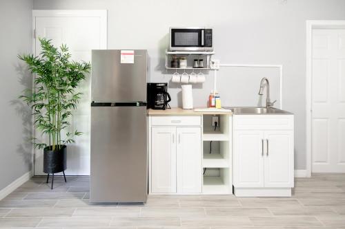 Η κουζίνα ή μικρή κουζίνα στο Pet-friendly Lakeland Stay King Bed Cozy Court