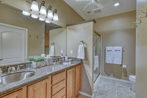 un bagno con due lavandini e una doccia di Private Villa at Corte Bella Country Club a Sun City West