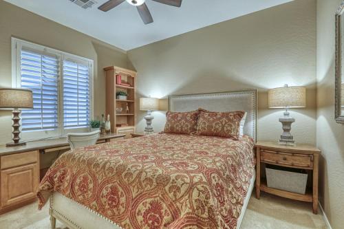una camera da letto con un letto, due lampade e una finestra di Private Villa at Corte Bella Country Club a Sun City West