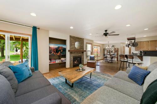 un soggiorno con un divano e un tavolo di Shady Grove with 4 King Beds, Dog Run and Outdoor Fun a Kings Corner