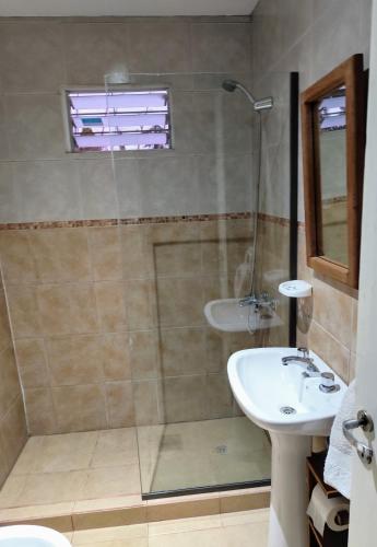 a bathroom with a shower and a sink at Ideal Alojamiento in Lunlunta