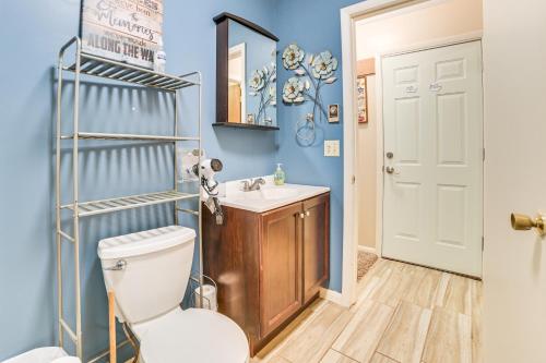 Koupelna v ubytování Indoor Pool Access Cabin in Lakes of the North!