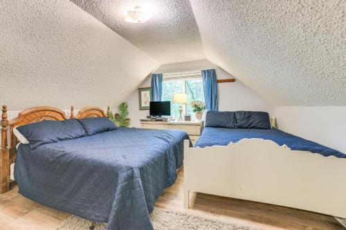 Postel nebo postele na pokoji v ubytování Indoor Pool Access Cabin in Lakes of the North!