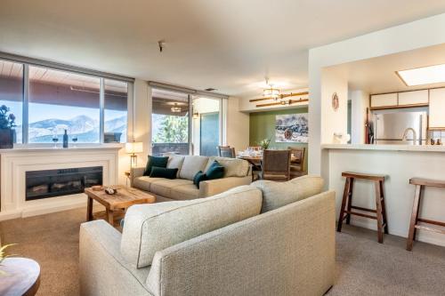 ein Wohnzimmer mit zwei Sofas und einem Kamin in der Unterkunft Bridges 107 in Mammoth Lakes