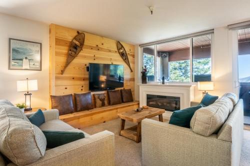 ein Wohnzimmer mit zwei Sofas und einem Kamin in der Unterkunft Bridges 107 in Mammoth Lakes