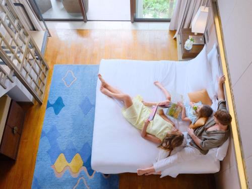 Postel nebo postele na pokoji v ubytování Mövenpick Resort & Spa Jimbaran Bali
