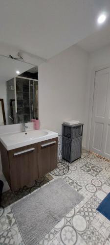 a bathroom with a sink and a mirror at Liverpool Newington Stay in Liverpool
