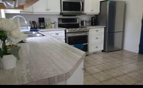 una cocina con fregadero y estufa horno superior en Mariam House, en Chatham