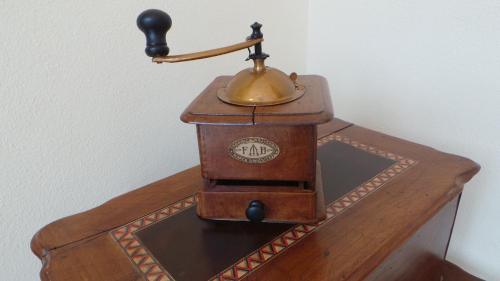 an old telephone sitting on top of a table at Oasi Ottocento in Quartu SantʼElena