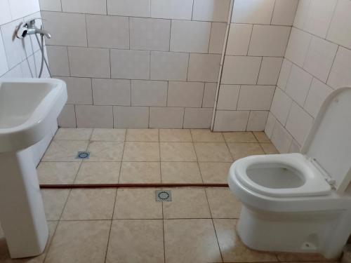 ポワントノワールにあるUn studio meublé mis en location journalièreのトイレと洗面台付きのバスルーム