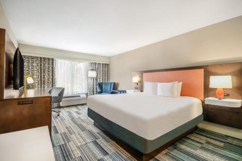 Postel nebo postele na pokoji v ubytování Hampton Inn & Suites Tulare