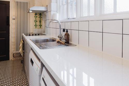Dapur atau dapur kecil di Grace's Guesthouse The Suite Room 6