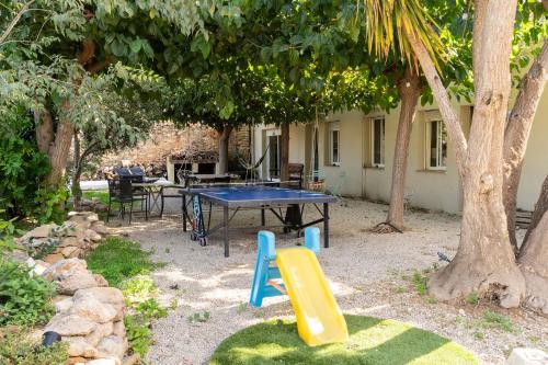 a ping pong table and chairs in a yard at Alberg Xerta - Allotjament rural in Xerta
