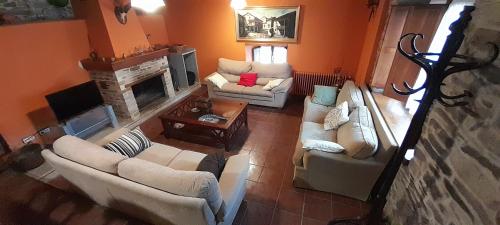 an overhead view of a living room with couches and a fireplace at Casa de Abril 2 in San Cristóbal de Valdueza