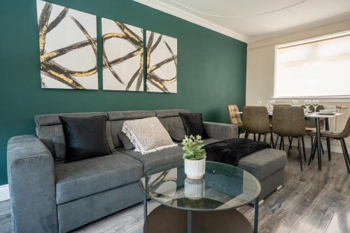 una sala de estar con un sofá y una mesa en Beechwood House, en Cadzow