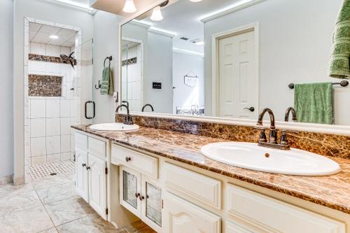 Ένα μπάνιο στο Patio and Yard Family Home 12 Mi to ATandT Stadium!