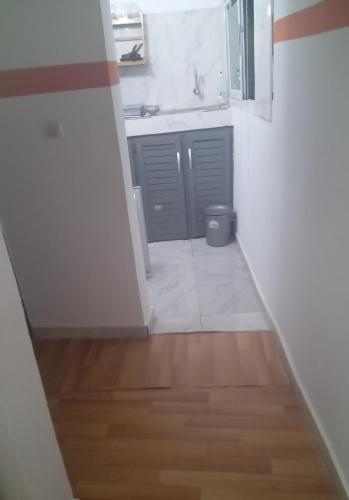 un bagno con lavandino e pavimento in legno di Residence Chris a Abidjan