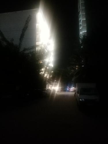 un lampione di notte con le auto in strada di Residence Chris a Abidjan