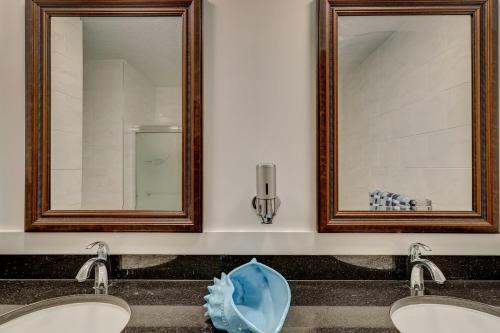 Koupelna v ubytování Beach Getaway 2BR w Pool Modern Comforts
