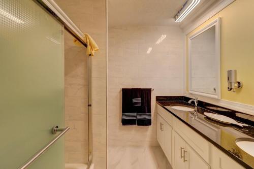 Un baño con dos lavabos y una ducha. en Family 2BR Retreat Near Beach Pool – Hilton Head, en Hilton Head Island