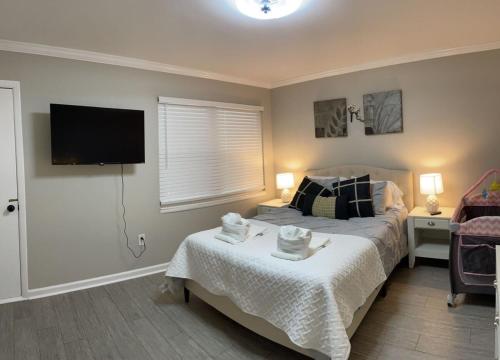 Postel nebo postele na pokoji v ubytování Bright 2BR Townhome – Pool Beach Minutes Away
