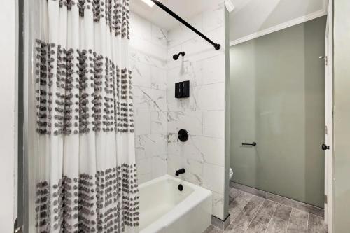 Ванная комната в Stylish 2BR Townhome Near Bradley Beach Pool